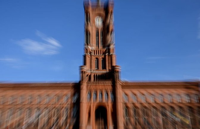Der Weg ins Rote Rathaus, dem Amtssitz des Regierenden Bürgermeisters von Berlin, ist noch etwas unscharf.<span class='image-autor'>Britta Pedersen/dpa</span>