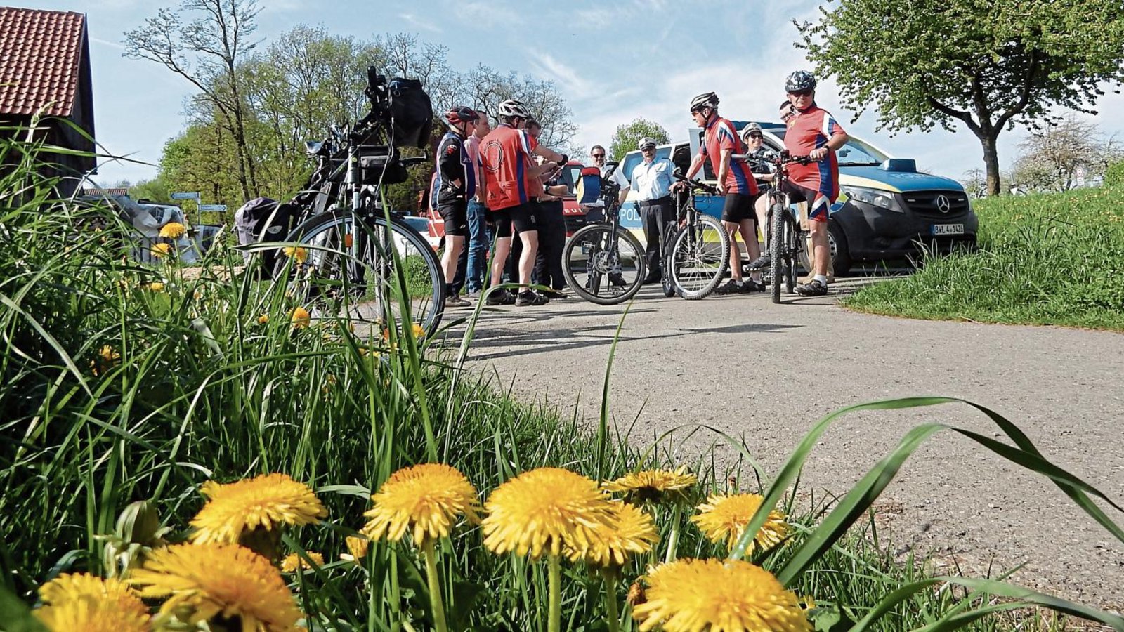 In dieser Woche gab es bereits die Vorbereitungsfahrt für die 39. S-VKZ-Tour – hier eine Besprechung bei Oberriexingen. Fotos: Arning
