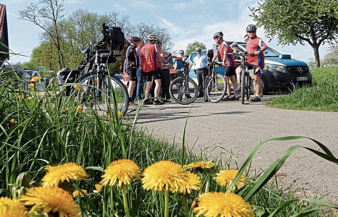 In dieser Woche gab es bereits die Vorbereitungsfahrt für die 39. S-VKZ-Tour – hier eine Besprechung bei Oberriexingen. Fotos: Arning