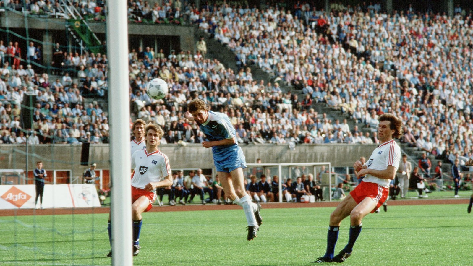 Dirk Kurtenbach köpft  die Kickers im Finale 1987 in der 13. Minute mit 1:0 in Führung.  Der von Ernst Happel trainierte HSV drehte die Partie durch Treffer von  Dietmar Beiersdorfer und   Manfred Kaltz  sowie ein Eigentor von Niels Schlotterbeck.Foto: Baumann