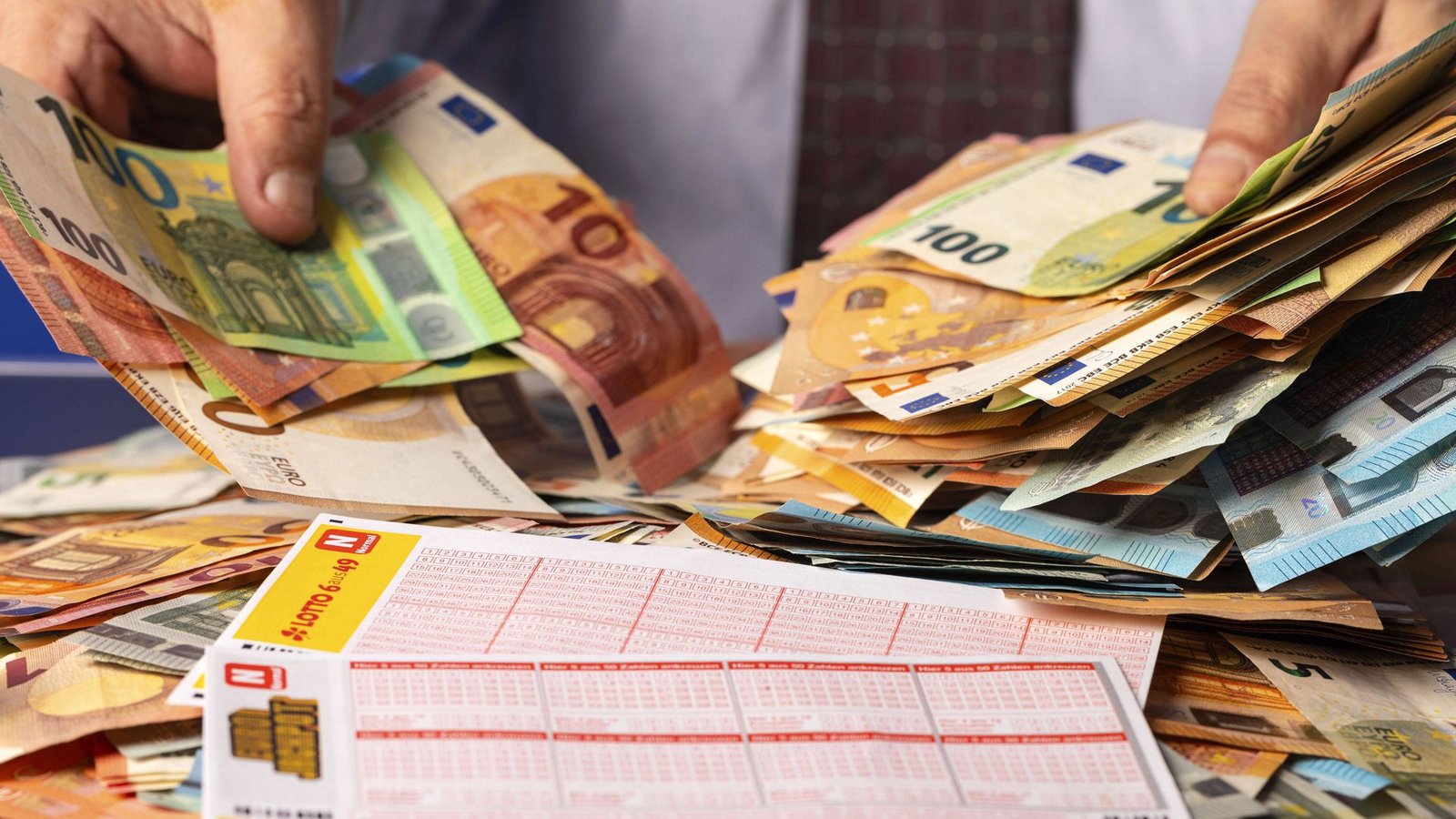 Geldregen aus dem Eurojackpot?Foto: IMAGO/Future Image Geldregen aus dem Eurojackpot?Foto: IMAGO/Future Image