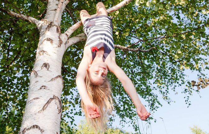 Auf Bäume zu klettern mag riskant sein – kann Kindern aber helfen, negative Emotionen zu überwinden.<span class='image-autor'>Foto: /Zoonar</span>