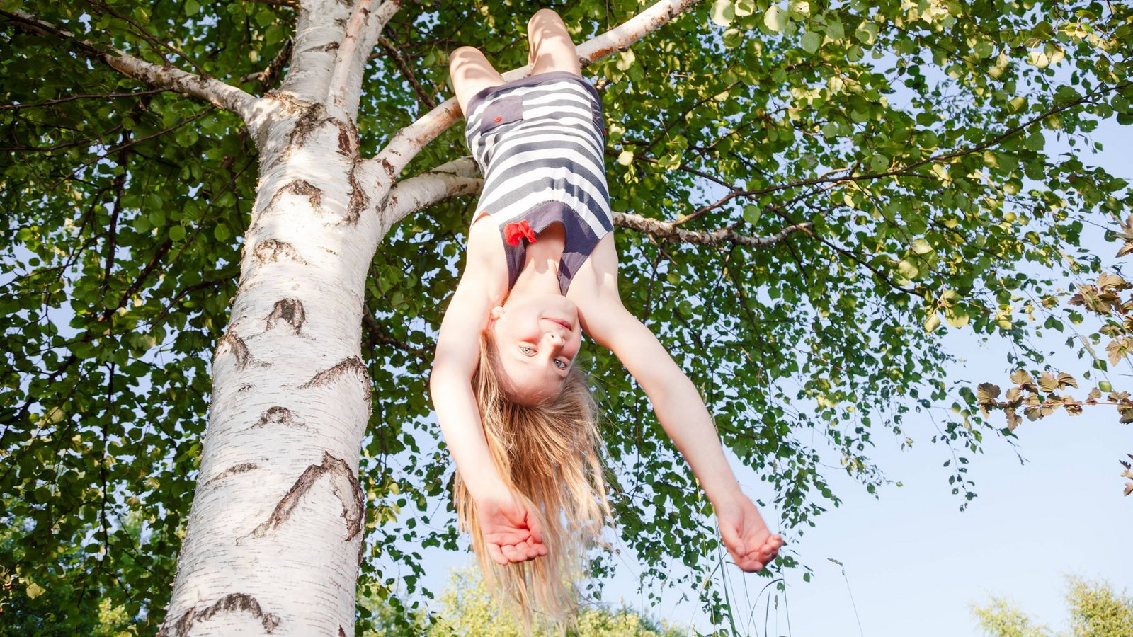 Auf Bäume zu klettern mag riskant sein – kann Kindern aber helfen, negative Emotionen zu überwinden.Foto: /Zoonar