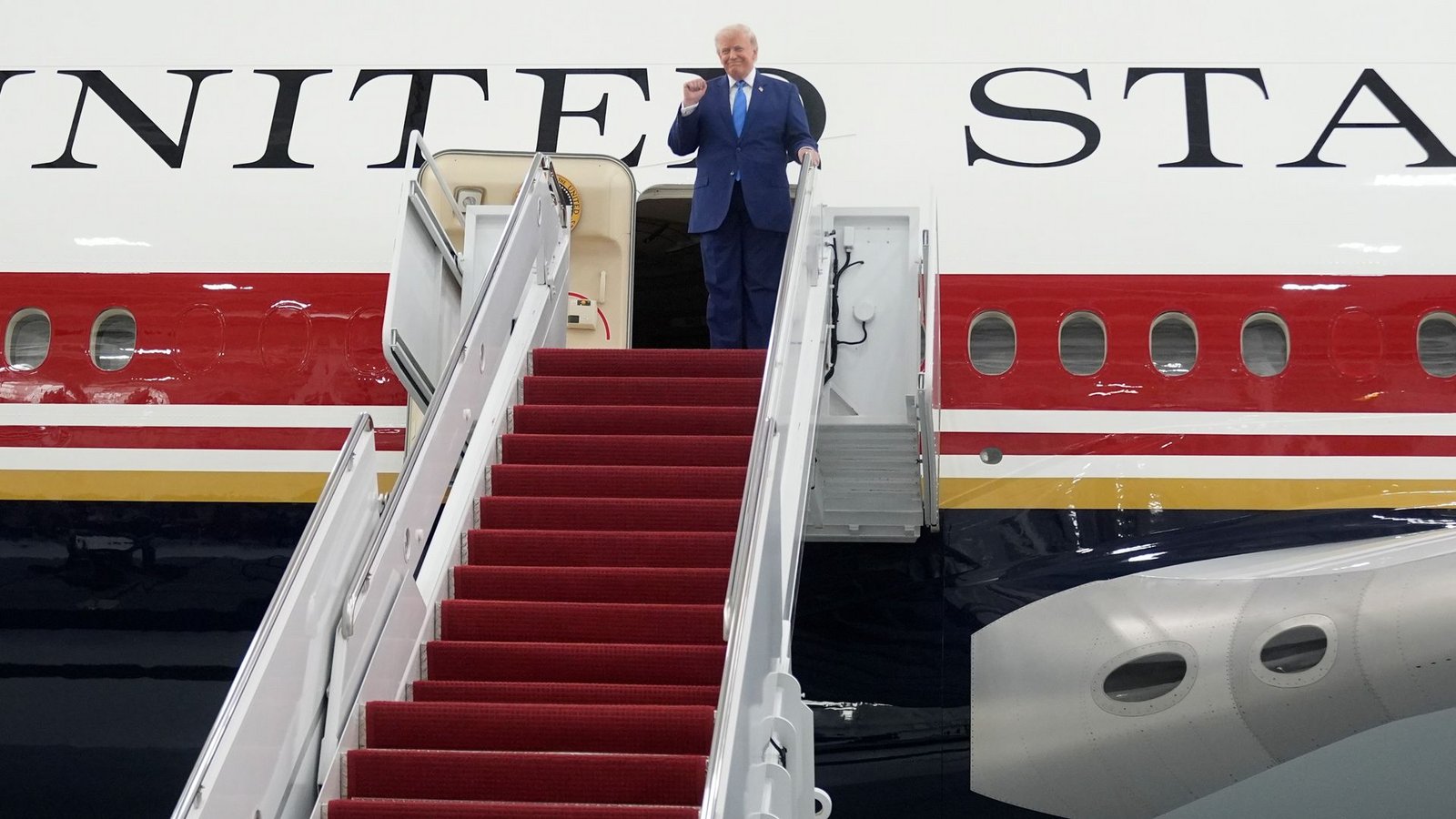 Ist besonders stolz auf seinen geschenkten Jumbojet: US-Präsident Trump.Foto: Manuel Balce Ceneta/AP/dpa Ist besonders stolz auf seinen geschenkten Jumbojet: US-Präsident Trump.Foto: Manuel Balce Ceneta/AP/dpa