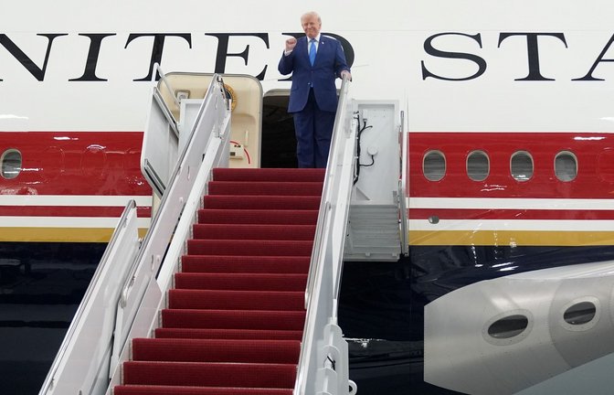 Ist besonders stolz auf seinen geschenkten Jumbojet: US-Präsident Trump.<span class='image-autor'>Foto: Manuel Balce Ceneta/AP/dpa</span>