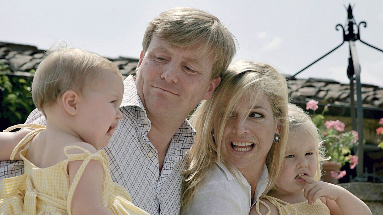 Willem-Alexander mit seiner Gattin Prinzessin Maxima und den Töchtern Prinzessin Alexia (l) und Catharina-Amalia (r) während der Sommerferien in Tavernelle.Foto: picture-alliance/ dpa | epa anp Evert-Jan Daniels