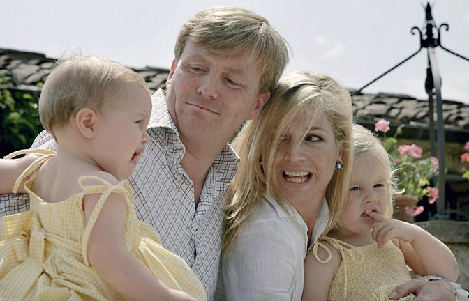 Willem-Alexander mit seiner Gattin Prinzessin Maxima und den Töchtern Prinzessin Alexia (l) und Catharina-Amalia (r) während der Sommerferien in Tavernelle.<span class='image-autor'>Foto: picture-alliance/ dpa | epa anp Evert-Jan Daniels</span>