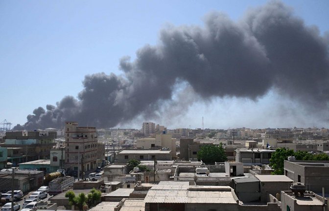 Das Bild zeigt eine Explosion nach einem Drohnenangriff auf Port Sudan. Die sudanesische Armee hat ein Flugzeug mit kolumbianischen Söldnern abgeschossen. (Archivbild)<span class='image-autor'>Foto: IMAGO/Xinhua/IMAGO/Sudanese Ministry of Culture and Information</span>