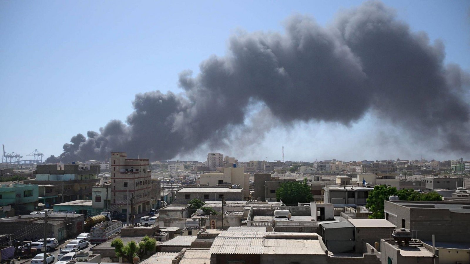Das Bild zeigt eine Explosion nach einem Drohnenangriff auf Port Sudan. Die sudanesische Armee hat ein Flugzeug mit kolumbianischen Söldnern abgeschossen. (Archivbild)Foto: IMAGO/Xinhua/IMAGO/Sudanese Ministry of Culture and Information Das Bild zeigt eine Explosion nach einem Drohnenangriff auf Port Sudan. Die sudanesische Armee hat ein Flugzeug mit kolumbianischen Söldnern abgeschossen. (Archivbild)Foto: IMAGO/Xinhua/IMAGO/Sudanese Ministry of Culture and Information