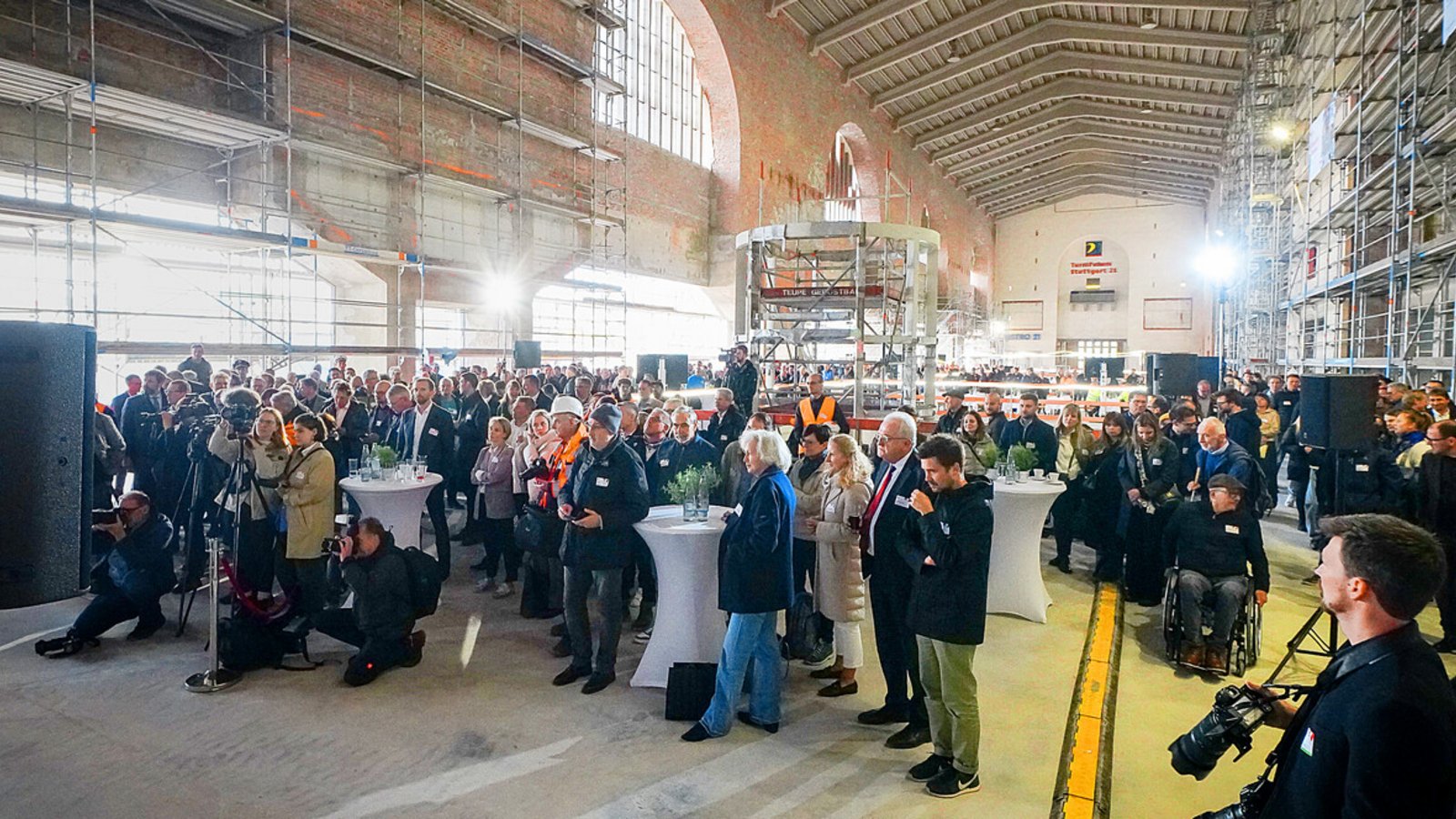 Richtfestgäste statt Reisende in der großen Halle des Hauptbahnhofs.Foto: Ferdinando Iannone Richtfestgäste statt Reisende in der großen Halle des Hauptbahnhofs.Foto: Ferdinando Iannone