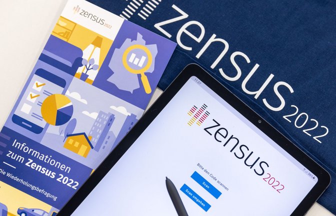 Mit solchen Tablets führen Erhebungsbeauftragte die Befragung vor Ort durch.<span class='image-autor'>Foto: picture alliance/dpa/Daniel Karmann</span>