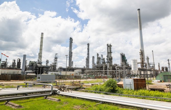 Die Erdölraffinerie Miro in Karlsruhe gehört zu den größten CO2-Verursachern in Baden-Württemberg.<span class='image-autor'>Foto: dpa/Philipp von Ditfurth</span>