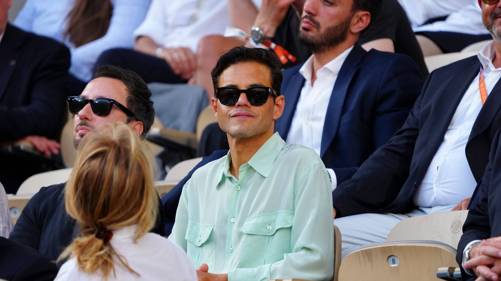 Oscarpreisträger Rami Malek verfolgt das Finale der French Open im Stadion von Roland Garros.Foto: IMAGO / Shutterstock Oscarpreisträger Rami Malek verfolgt das Finale der French Open im Stadion von Roland Garros.Foto: IMAGO / Shutterstock