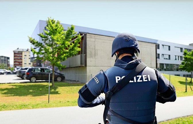 Ein bewaffneter Polizist steht in der Nähe des Tatorts.<span class='image-autor'>Foto: Erwin Scheriau</span>