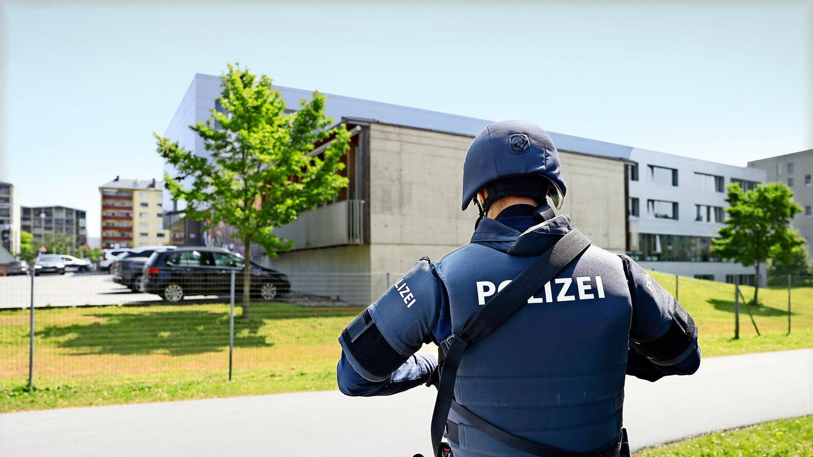 Ein bewaffneter Polizist steht in der Nähe des Tatorts.Foto: Erwin Scheriau Ein bewaffneter Polizist steht in der Nähe des Tatorts.Foto: Erwin Scheriau