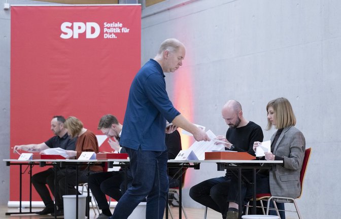 CDU und SPD sind bei Abstimmungen im Landtag künftig auf Stimmen aus anderen Fraktionen angewiesen.<span class='image-autor'>Foto: dpa/Sebastian Kahnert</span>