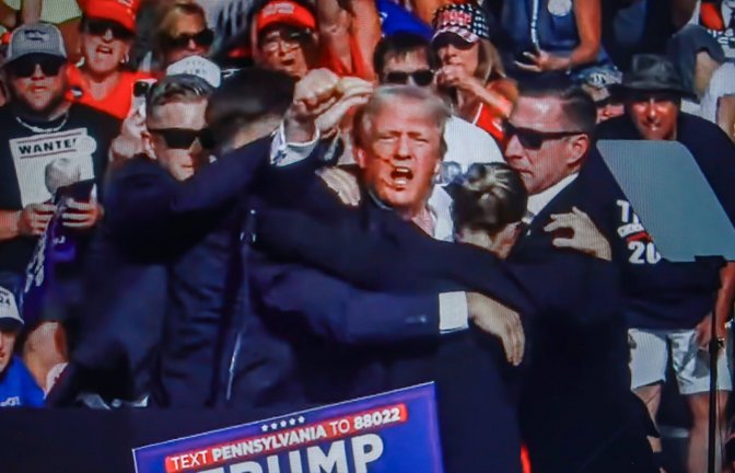 Ein Bild mit starker Symbolkraft für den eskalierten Wahlkampf in den USA: Der angeschossene Donald Trump.<span class='image-autor'>Foto: IMAGO/Artem Priakhin / SOPA Images</span>