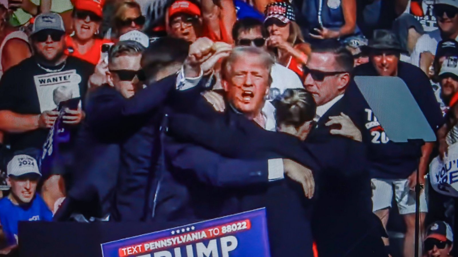 Ein Bild mit starker Symbolkraft für den eskalierten Wahlkampf in den USA: Der angeschossene Donald Trump.Foto: IMAGO/Artem Priakhin / SOPA Images