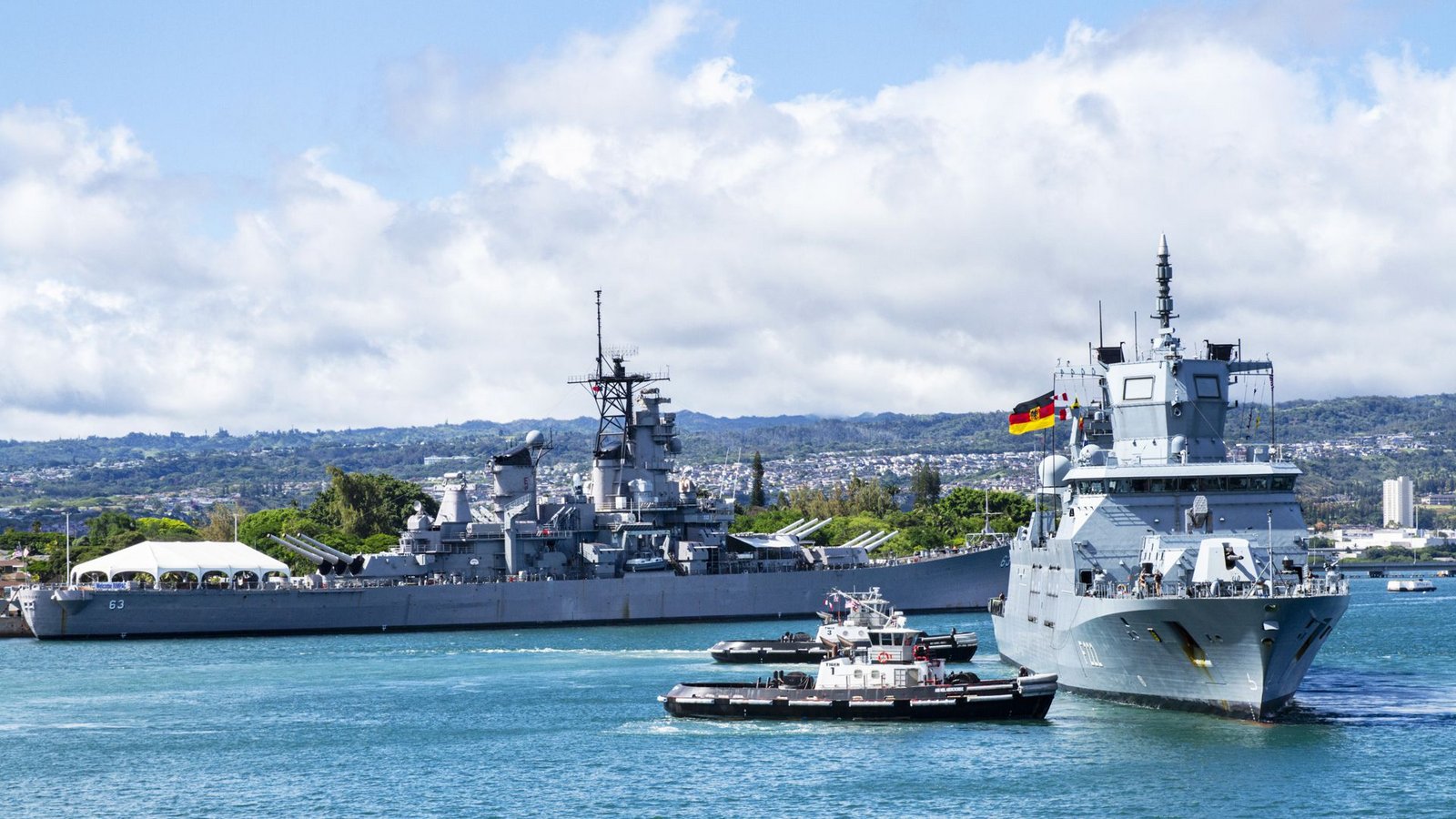 Ist Deutschlands Nato-Beitrag zu schwach? – Die Fregatte „Baden-Württemberg“ im vergangenen Juni in Hawaii, im Hintergrund das US-Schlachtschiff „Missouri“.Foto: Bundeswehr/OMt Schäfer Ist Deutschlands Nato-Beitrag zu schwach? – Die Fregatte „Baden-Württemberg“ im vergangenen Juni in Hawaii, im Hintergrund das US-Schlachtschiff „Missouri“.Foto: Bundeswehr/OMt Schäfer