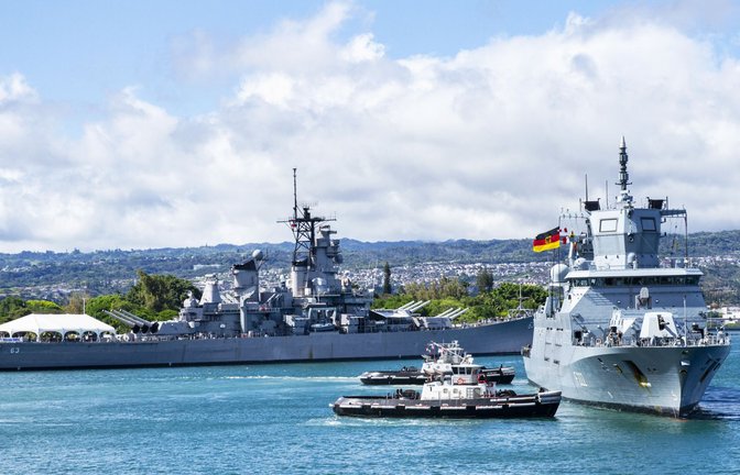 Ist Deutschlands Nato-Beitrag zu schwach? – Die Fregatte „Baden-Württemberg“ im vergangenen Juni in Hawaii, im Hintergrund das US-Schlachtschiff „Missouri“.<span class='image-autor'>Foto: Bundeswehr/OMt Schäfer</span>