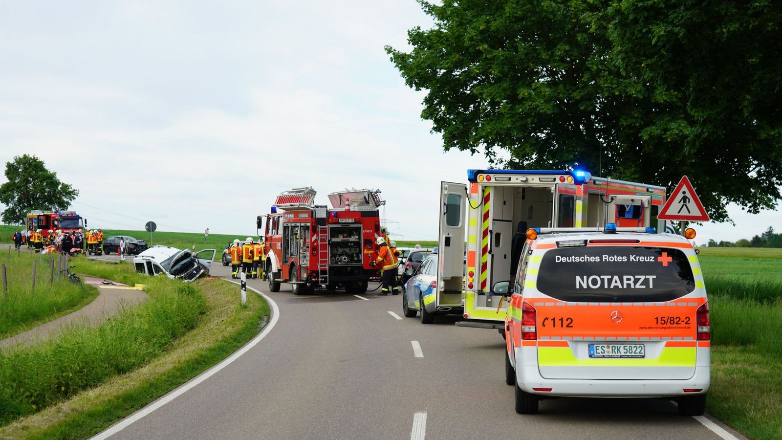 Rettungskräfte brachten die Unfallbeteiligten ins Krankenhaus.Foto: SDMG / Woelfl
