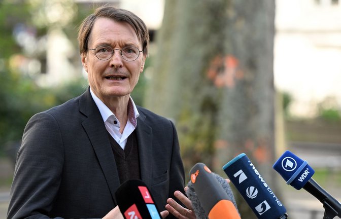 Kann sich in der Frage der Gesundheitskioske  wohl nicht gegen die FDP durchsetzen. Bundesgesundheitsminister Karl Lauterbach (SPD).<span class='image-autor'>Foto: dpa/Federico Gambarini</span>