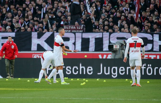 Tennisball-Protest in der Bundesliga: Auch die Fankurve des VfB Stuttgart wehrt sich mit Aktionen gegen die Pläne der DFL.<span class='image-autor'>Foto: &nbsp;</span>
