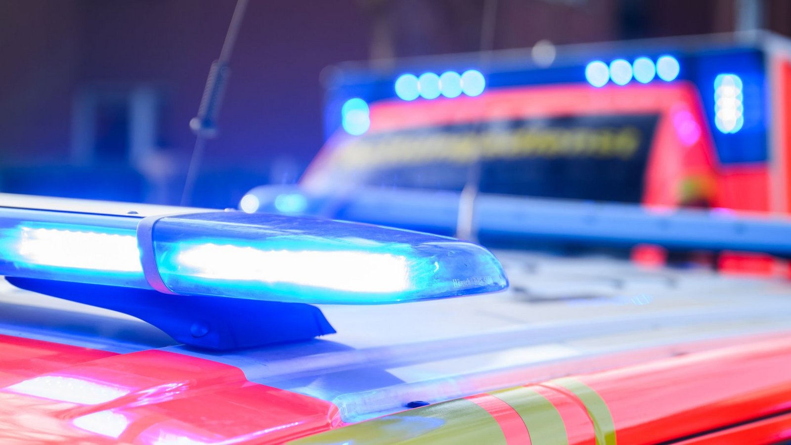 Trotz Reanimationsmaßnahmen erlag der 21-Jährige laut Polizei noch an der Unfallstelle seinen Verletzungen. (Symbolbild)Foto: dpa/Julian Stratenschulte