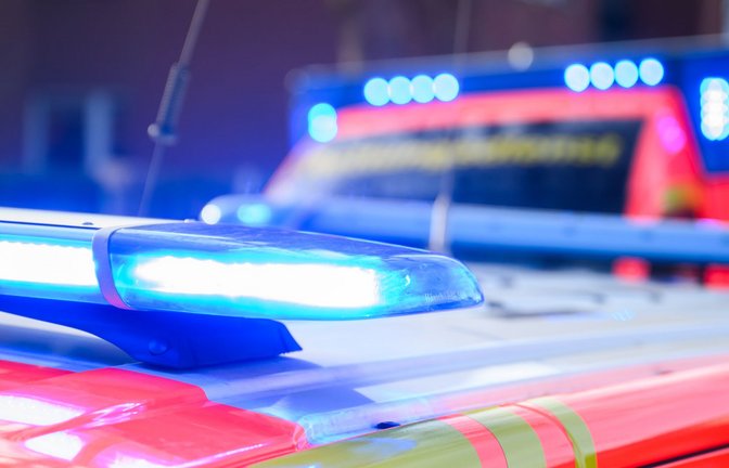 Trotz Reanimationsmaßnahmen erlag der 21-Jährige laut Polizei noch an der Unfallstelle seinen Verletzungen. (Symbolbild)<span class='image-autor'>Foto: dpa/Julian Stratenschulte</span>