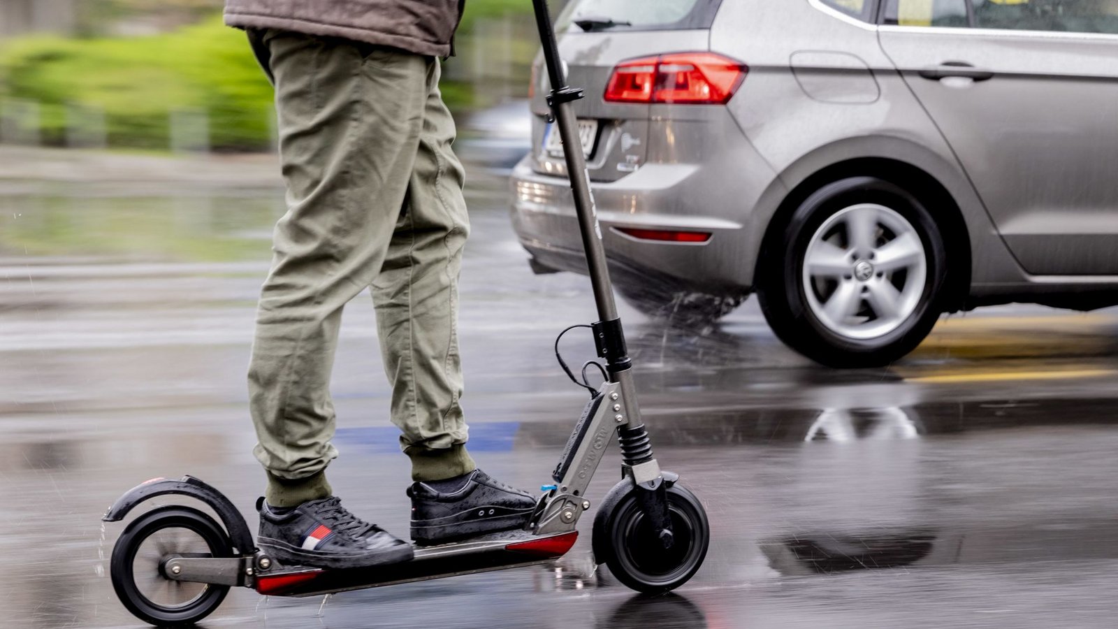Der E-Scooter-Fahrer stieß mit einem 75-Jährigen Fußgänger zusammen. (Symbolbild)Foto: dpa/Christoph Soeder Der E-Scooter-Fahrer stieß mit einem 75-Jährigen Fußgänger zusammen. (Symbolbild)Foto: dpa/Christoph Soeder