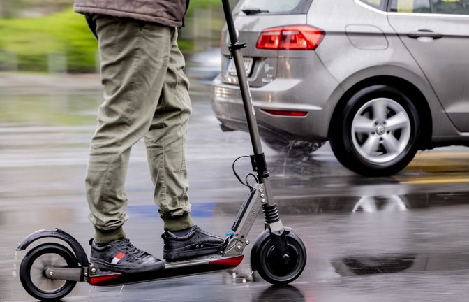 Der E-Scooter-Fahrer stieß mit einem 75-Jährigen Fußgänger zusammen. (Symbolbild)<span class='image-autor'>Foto: dpa/Christoph Soeder</span>