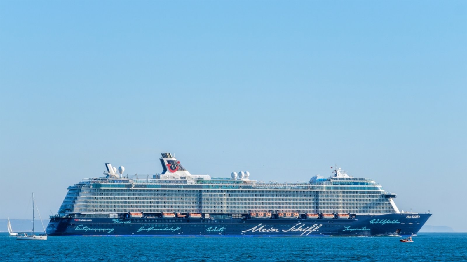 Die Kreuzfahrtschiffe "Mein Schiff 4" und "Mein Schiff 5" sitzen weiterhin im Persischen Golf fest. Erfahren Sie mehr über die aktuelle Position der Schiffe und die Auswirkungen auf geplante Reisen.Foto: Dmitry Rukhlenko / Shutterstock.com