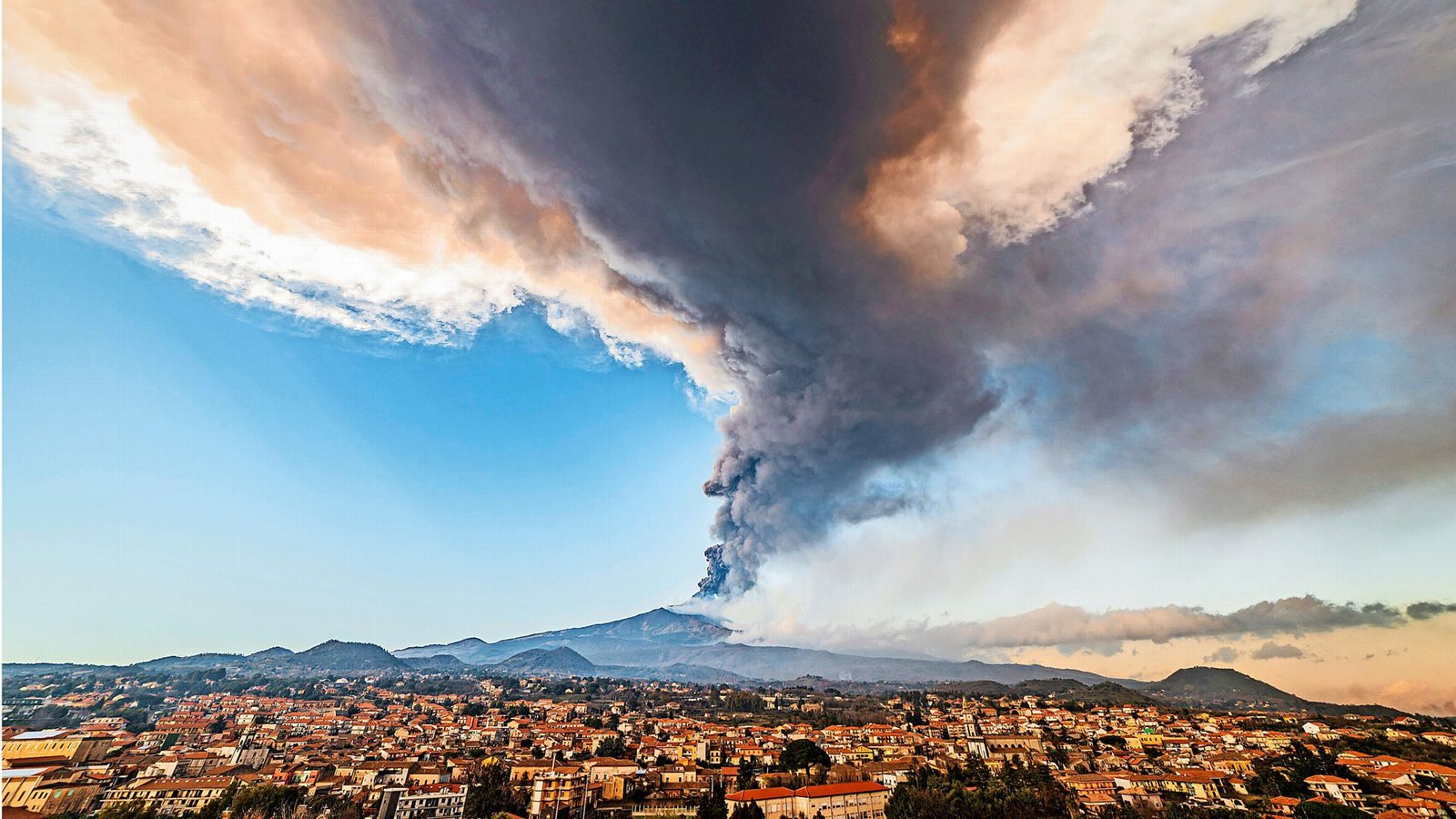 Vulkan in Aktion: Der Ätna auf SizilienFoto: dpa/Salvatore Allegra Vulkan in Aktion: Der Ätna auf SizilienFoto: dpa/Salvatore Allegra