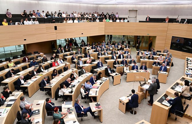 Die Abgeordneten im Landtag werden künftig nur noch an einer Urne abstimmen.<span class='image-autor'>Foto: Bernd Weißbrod/dpa</span>