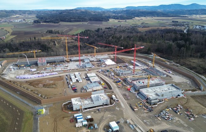 Auf der Baustelle der künftigen JVA Rottweil geht es voran – hier ein Luftbild von Ende Januar.<span class='image-autor'>Foto: /Vermögen und Bau Konstanz</span>