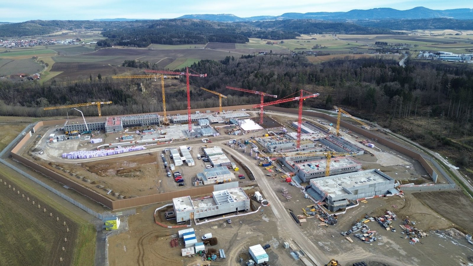 Auf der Baustelle der künftigen JVA Rottweil geht es voran – hier ein Luftbild von Ende Januar.Foto: /Vermögen und Bau Konstanz Auf der Baustelle der künftigen JVA Rottweil geht es voran – hier ein Luftbild von Ende Januar.Foto: /Vermögen und Bau Konstanz