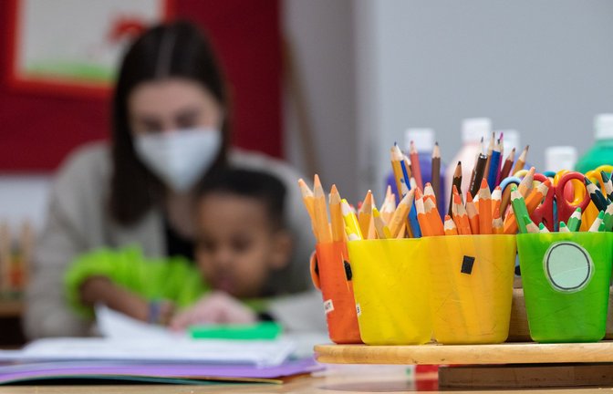 Viele Kleinkinder kennen ihre Betreuerinnen und Betreuer nur mit Maske. (Symbolfoto)<span class='image-autor'>Foto: dpa/Sebastian Gollnow</span>