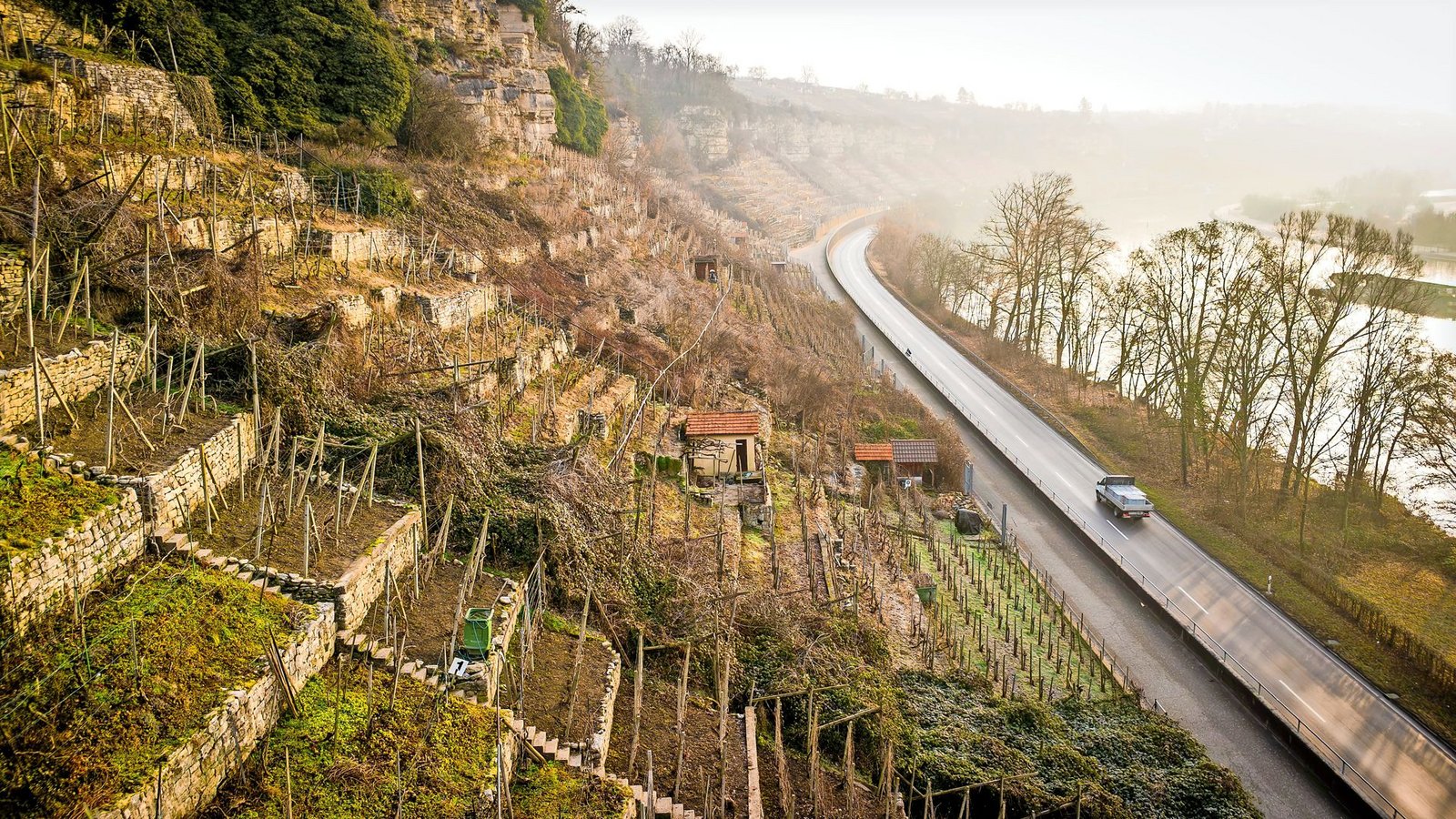 Die Auswirkungen des Strukturwandels sind längst sichtbar: Die Steillagen am Neckar werden teilweise nicht mehr beackert.Foto: Simon Granville Die Auswirkungen des Strukturwandels sind längst sichtbar: Die Steillagen am Neckar werden teilweise nicht mehr beackert.Foto: Simon Granville