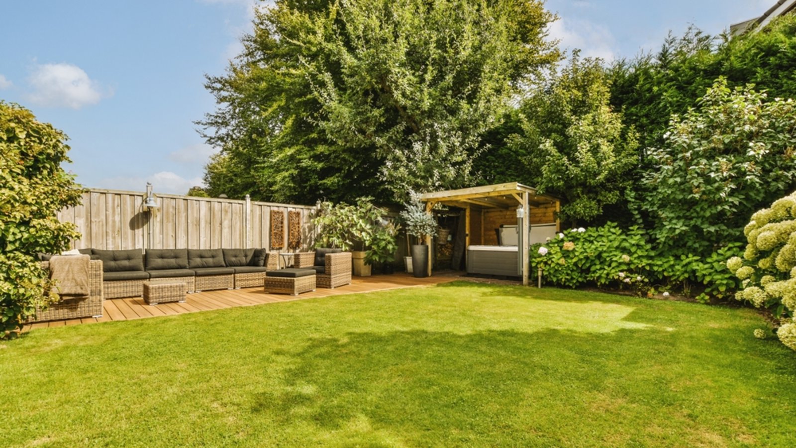 Im Fokus der Serie: Der Garten.Foto: Procreators / shutterstock.com