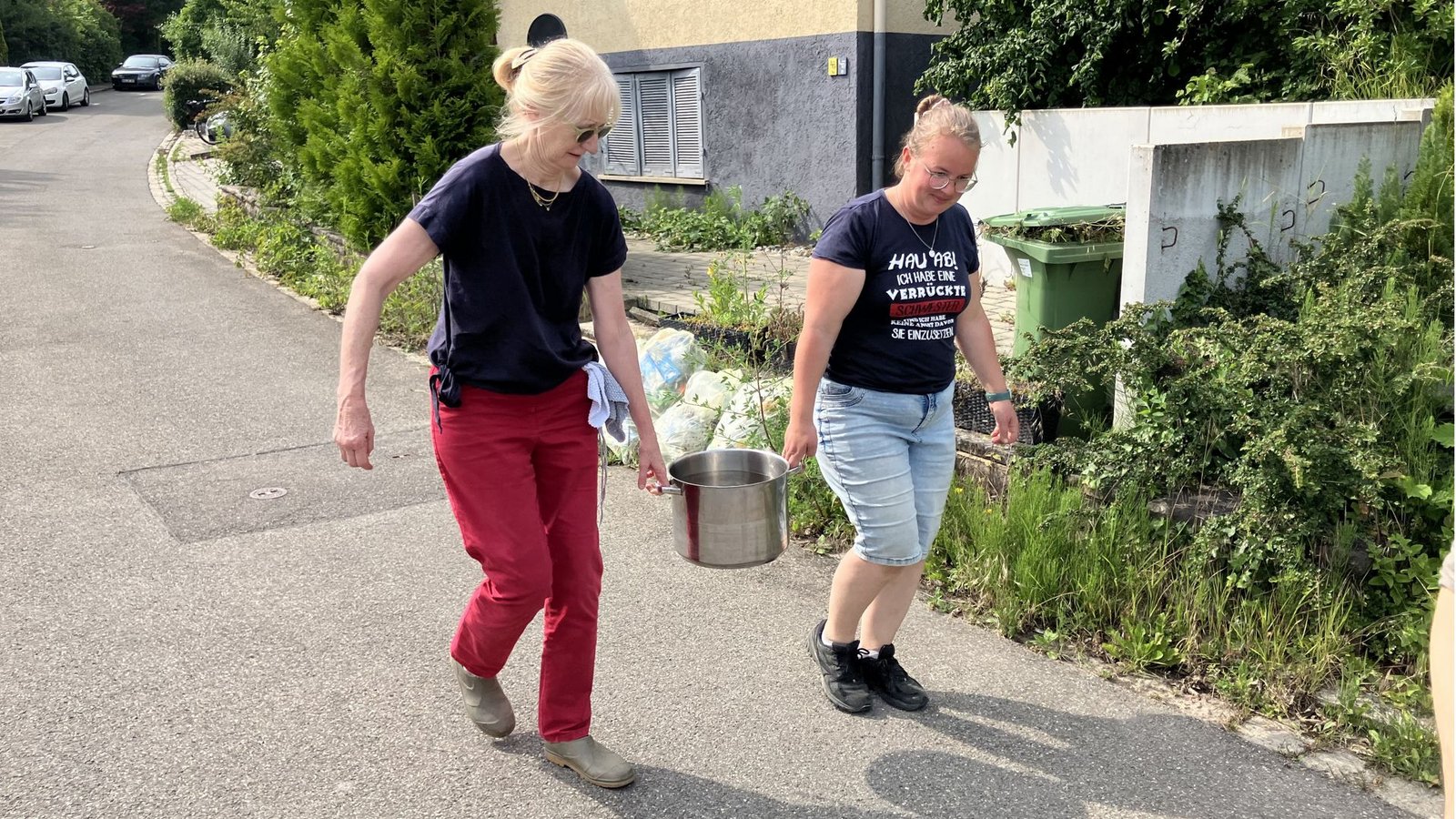 Die Anwohner im betroffenen Beethovenweg packen auch selbst an. Mit heißem Wasser versuchen sie, die schnell wachsenden Kolonien zumindest etwas in Schach zu halten.Foto: StZN/Dürr Die Anwohner im betroffenen Beethovenweg packen auch selbst an. Mit heißem Wasser versuchen sie, die schnell wachsenden Kolonien zumindest etwas in Schach zu halten.Foto: StZN/Dürr