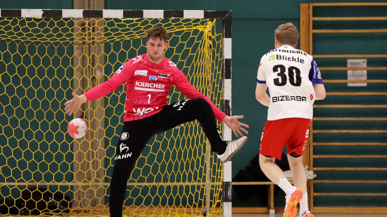 TVB-Keeper Mateusz Kornecki im Duell mit dem Ex-Stuttgarter Sascha Pfattheicher.Foto: Pressefoto Baumann TVB-Keeper Mateusz Kornecki im Duell mit dem Ex-Stuttgarter Sascha Pfattheicher.Foto: Pressefoto Baumann