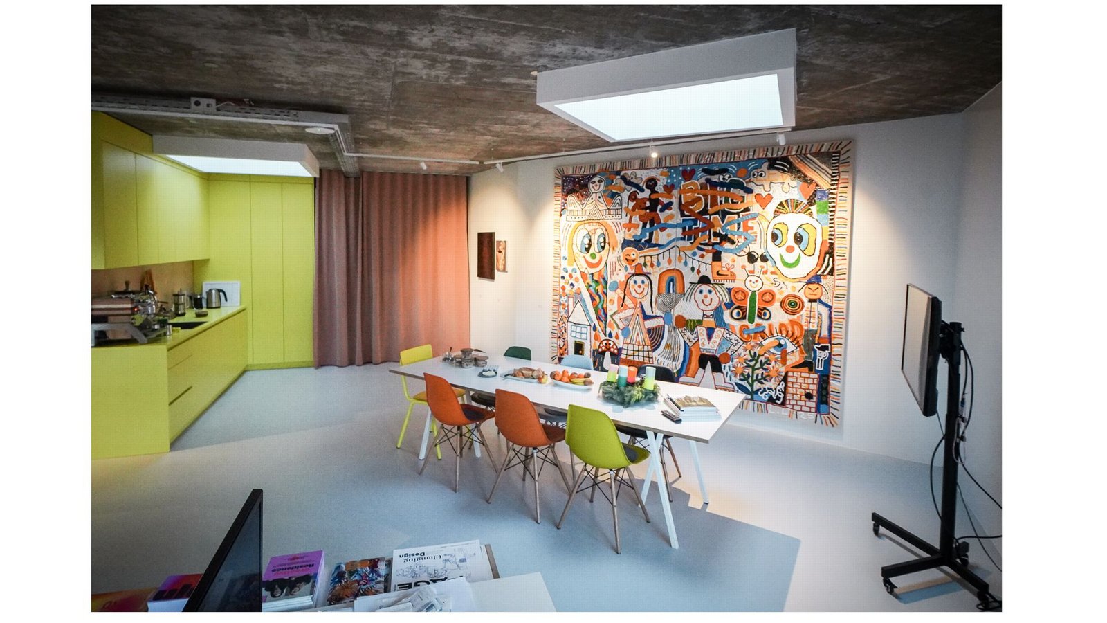 . . . und eine Agentur. Umbau von Galerie und Agentur sowie Entwurf des Tiny Houses stammen von g2o Architekten.Foto: Ferdinando Iannone/Lichtgut . . . und eine Agentur. Umbau von Galerie und Agentur sowie Entwurf des Tiny Houses stammen von g2o Architekten.Foto: Ferdinando Iannone/Lichtgut