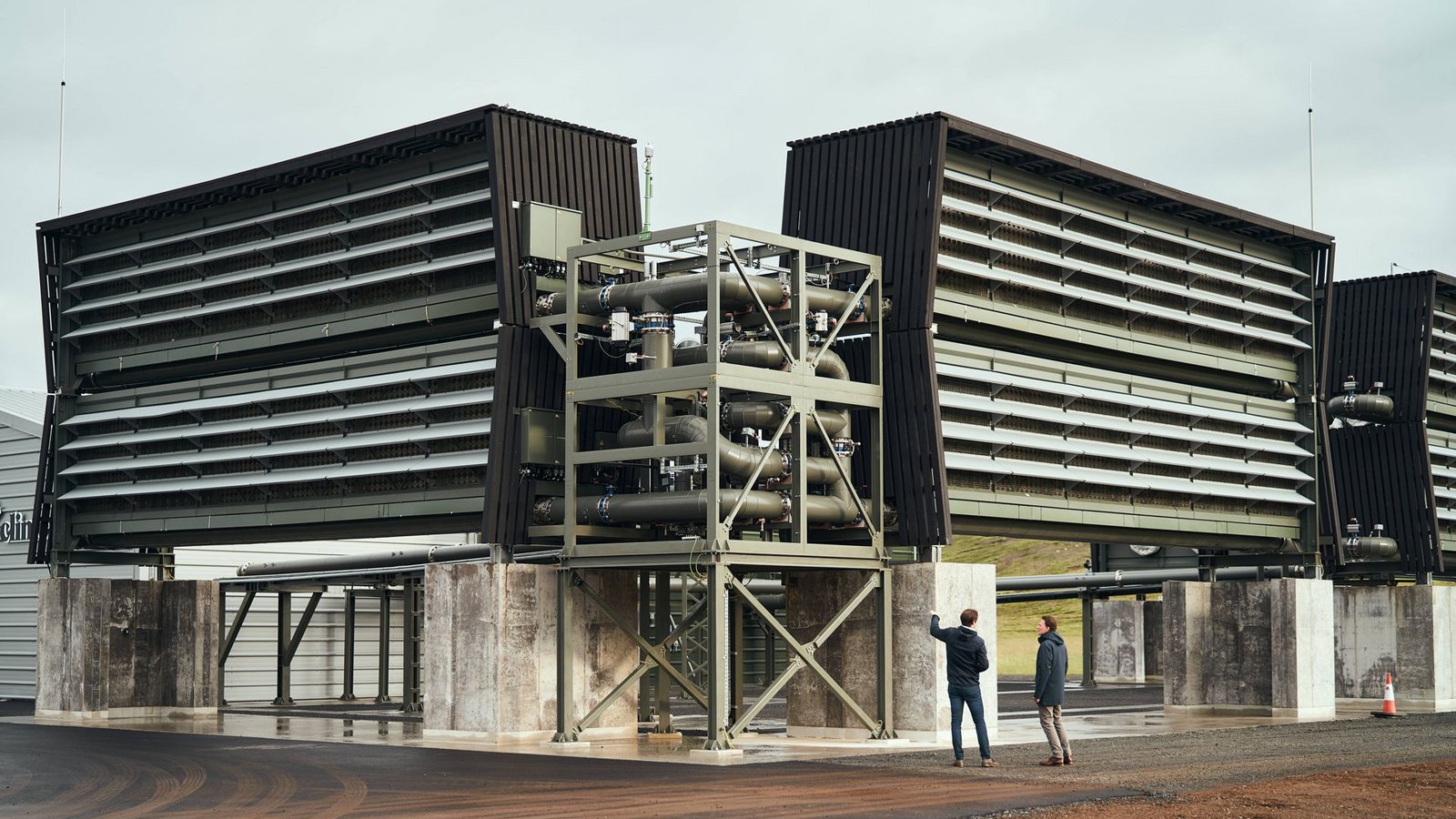 „Orca“ auf Island sieht aus wie eine normale Industrie-Anlage, zieht aber CO2 aus der Atmosphöre – billig ist das allerdings nicht.Foto: imago/Cover-Images „Orca“ auf Island sieht aus wie eine normale Industrie-Anlage, zieht aber CO2 aus der Atmosphöre – billig ist das allerdings nicht.Foto: imago/Cover-Images