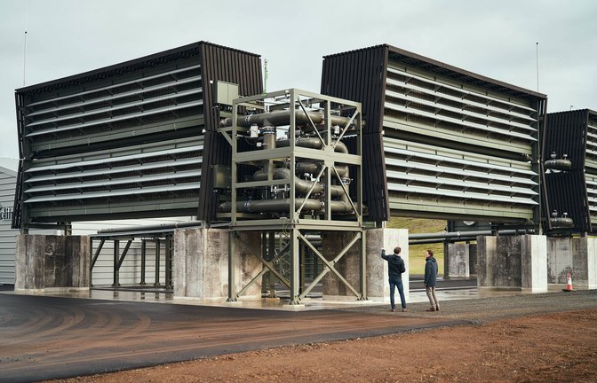„Orca“ auf Island sieht aus wie eine normale Industrie-Anlage, zieht aber CO2 aus der Atmosphöre – billig ist das allerdings nicht.<span class='image-autor'>Foto: imago/Cover-Images</span>