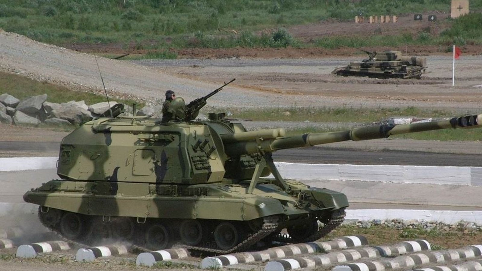 Die 2S19 Msta-S  ist eine in der Sowjetunion entwickelte Selbstfahrlafette. Ab 1989 wurde sie bei der Sowjetarmee eingeführt, um veraltete Panzerartilleriesysteme wie die 2S1 oder 2S3 zu ersetzen. Sie ist seitens der Ukraine und Russlands im Ukrainekrieg im Einsatz.Foto: Wikipedia commons/Alain Servaes/CC BY-SA 3.0