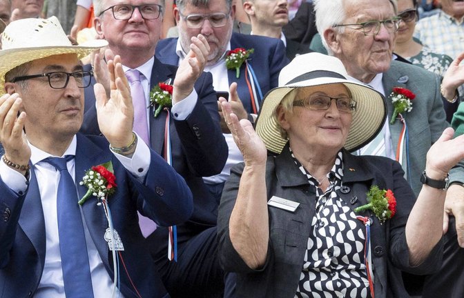 Cem Özdemir und seine Nachhilfelehrerin Irmgard Naumann im vergangenen Jahr beim traditionellen Schäferlauf in Bad Urach.<span class='image-autor'>Foto: imago//Julian Rettig</span>