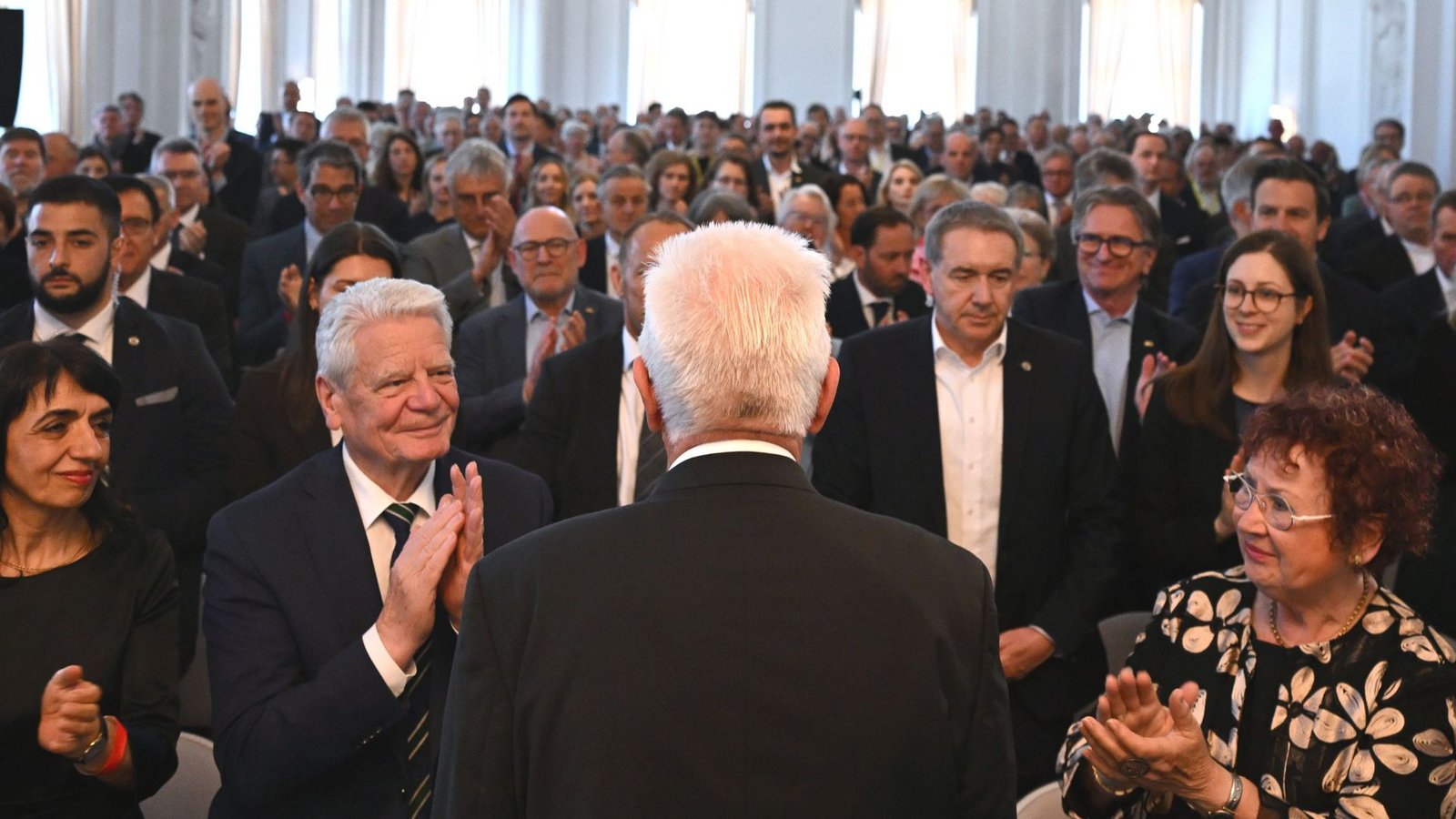Viel Aplaus zum Abschied: Winfried Kretschmann ist am Mittwoch offiziell in Stuttgart verabschiedet worden.Foto: Marijan Murat/dpa Viel Aplaus zum Abschied: Winfried Kretschmann ist am Mittwoch offiziell in Stuttgart verabschiedet worden.Foto: Marijan Murat/dpa