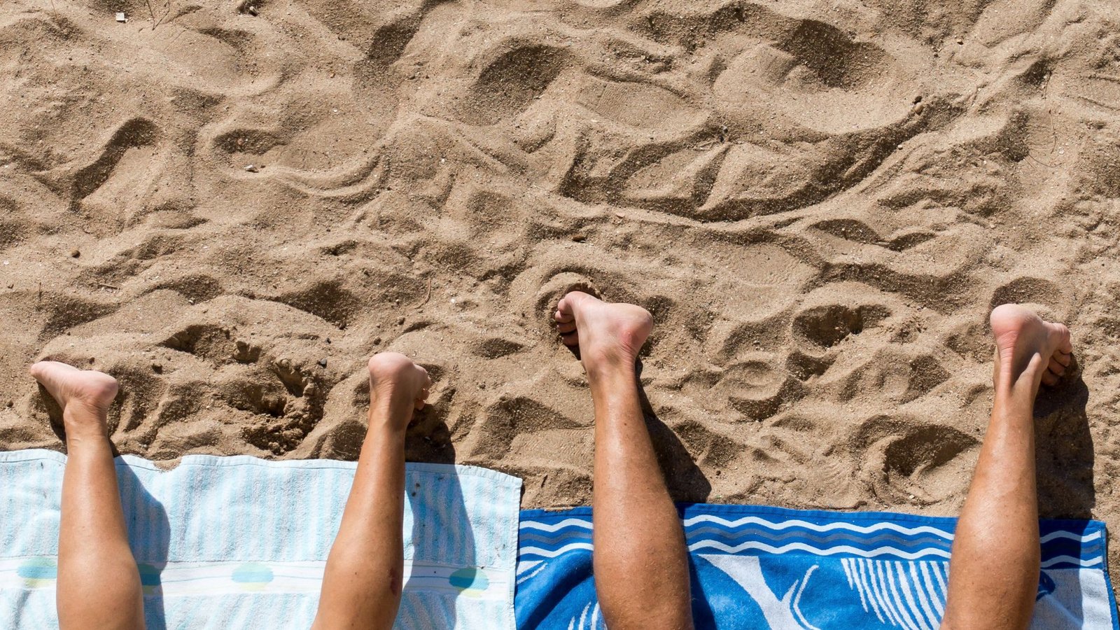 Einfach mal die Füße in den Sand hängen: Viele wünschen sich einen Sommerurlaub im Winter.Foto: imago images/Erwin Wodicka