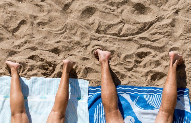 Einfach mal die Füße in den Sand hängen: Viele wünschen sich einen Sommerurlaub im Winter.<span class='image-autor'>Foto: imago images/Erwin Wodicka</span>