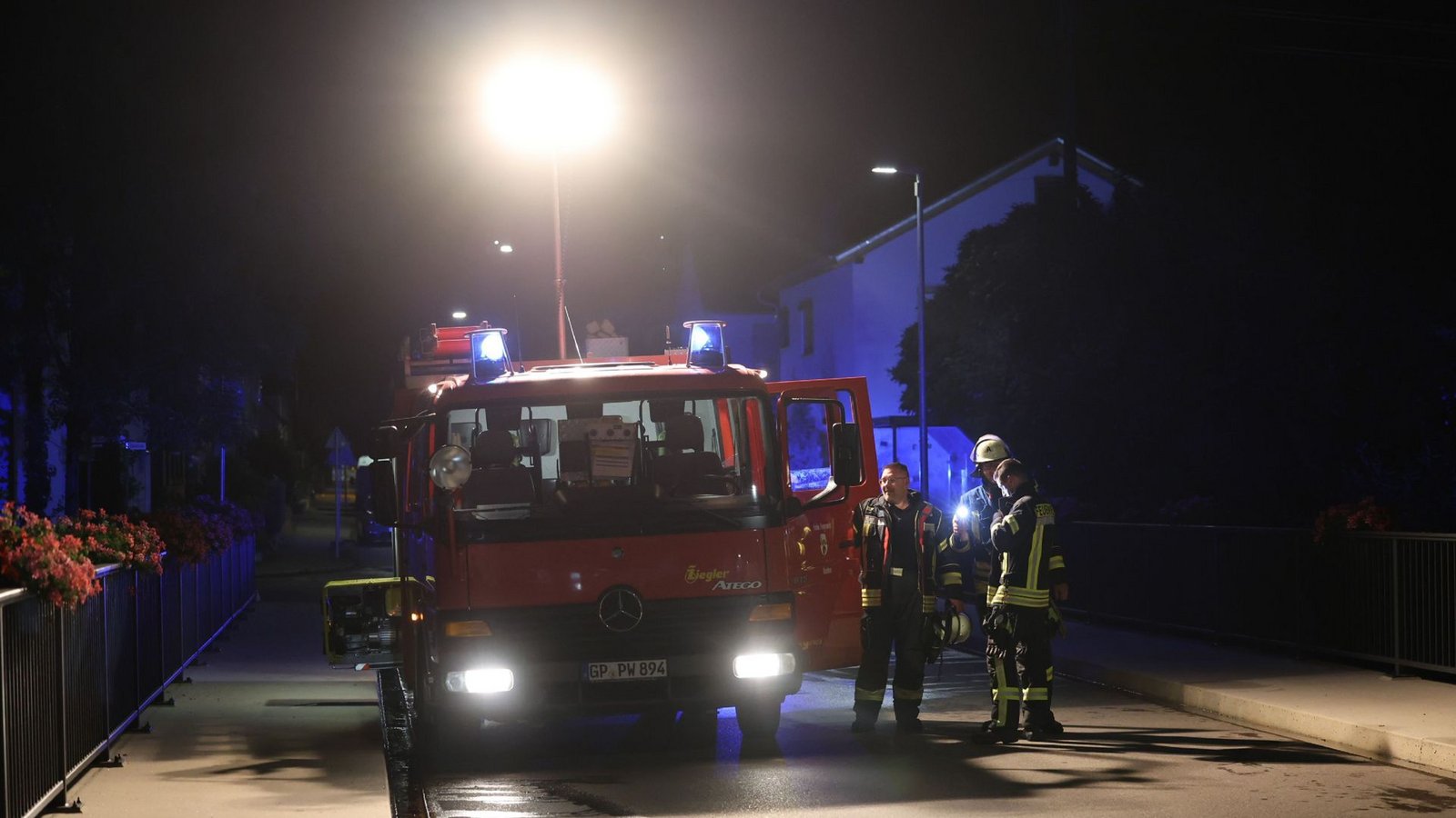 Die Feuerwehr löschte daraufhin den Brand.Foto: SDMG Die Feuerwehr löschte daraufhin den Brand.Foto: SDMG